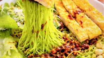 في شهر أبريل، تناول طبق نودلز النهر.